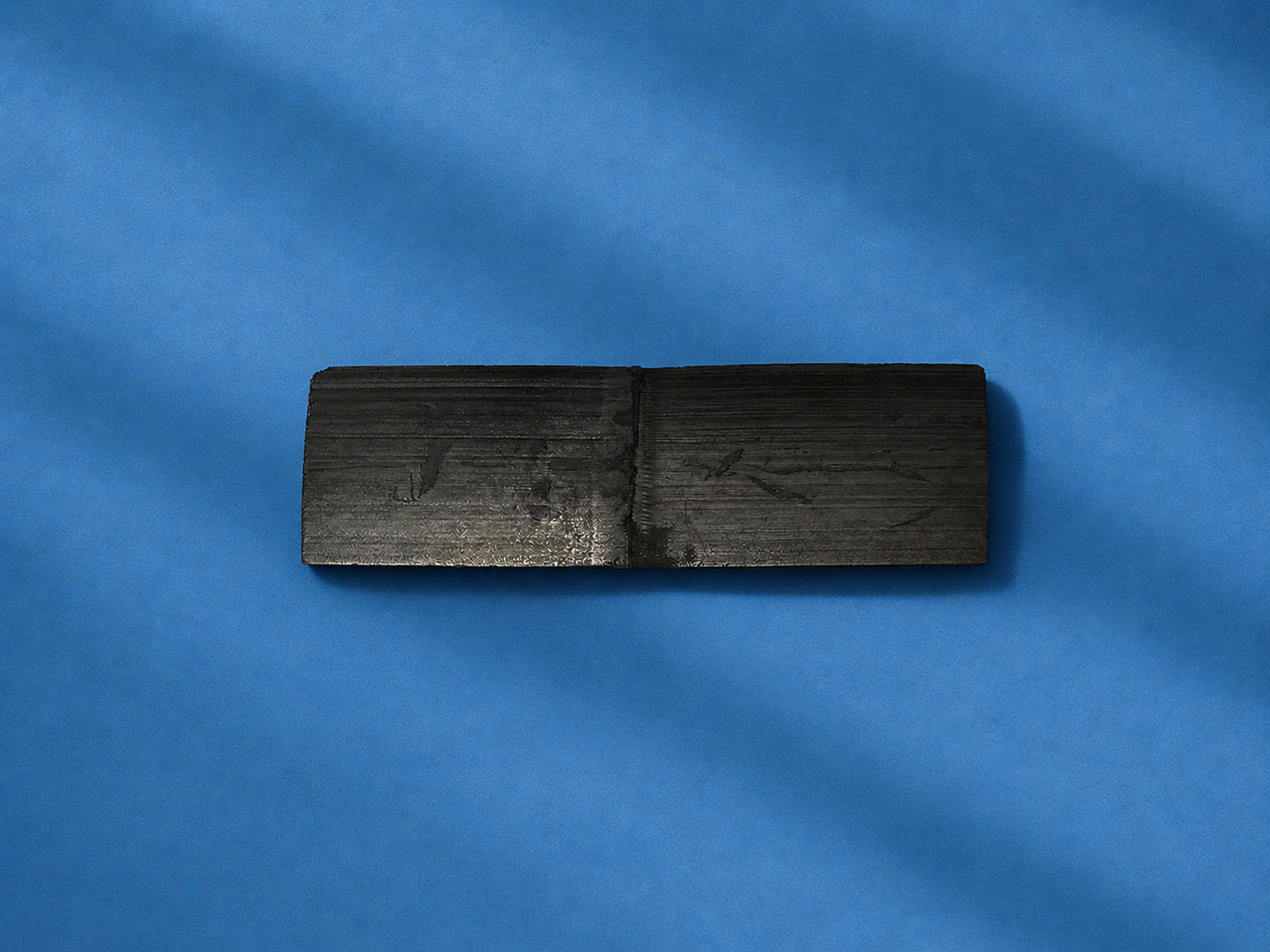 Grands bâtons plats de takesumi (charbon de bambou) du Japon, gros plan